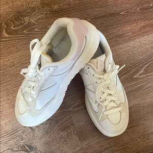 New Balance White Low-Top Platform Lace-Up Sneakers Matte Pink/White CT 302